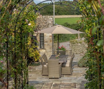 Rose Tree Cottage Alfresco Dining Area - StayCotswold
