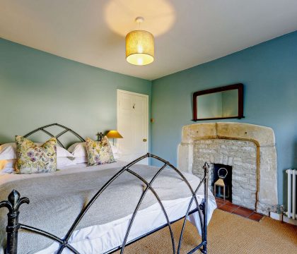 Ostlers Double Bedroom - StayCotswold