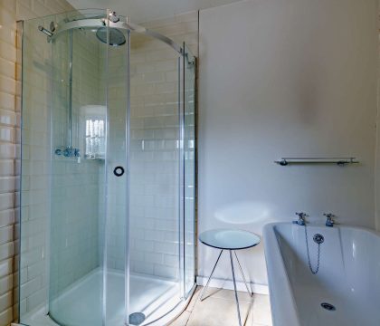 Ostlers Shower Room - StayCotswold