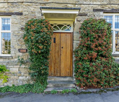 Ostlers Front Door - StayCotswold