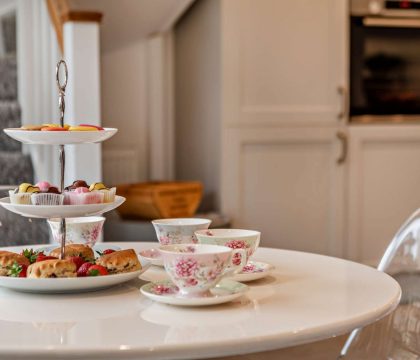 The Cottage at Robins Roost Dining Area - StayCotswold