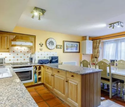 Middle Gable Kitchen/Dining Room - StayCotswold