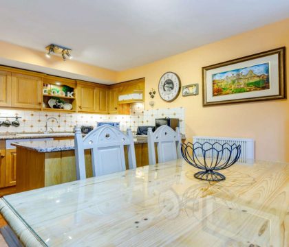 Middle Gable Kitchen/Dining Area - StayCotswold