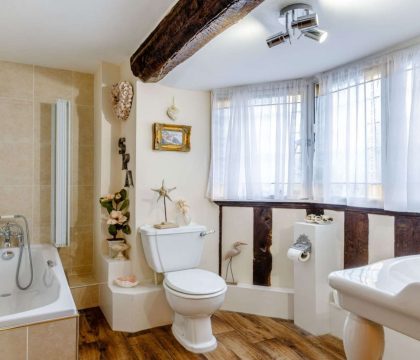 Middle Gable Family Bathroom - StayCotswold
