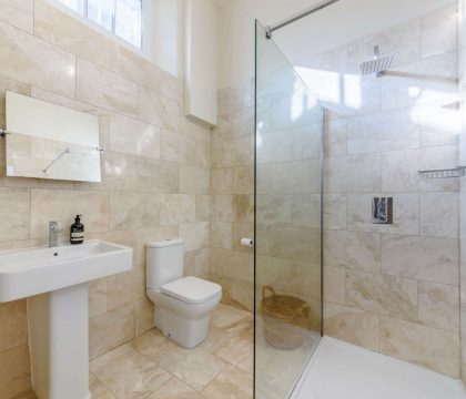 Church Mews Family Bathroom - StayCotswold