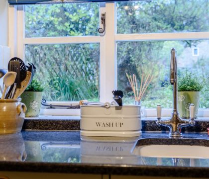 Spring Cottage, Kitchen - StayCotswold