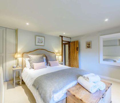 Spring Cottage, King size bed - StayCotswold