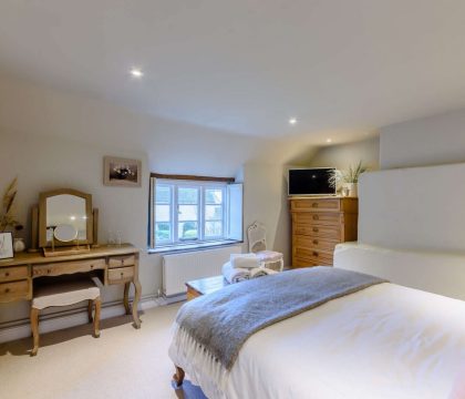 Spring Cottage, Master Bedroom - StayCotswold