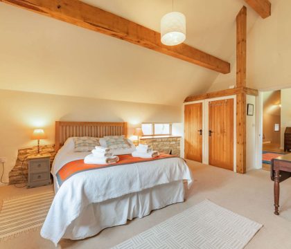 Bunt Barn Double Bedroom - StayCotswold