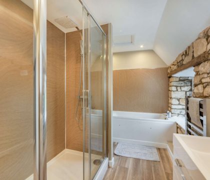 Miller's Cottage Family Bathroom - StayCotswold