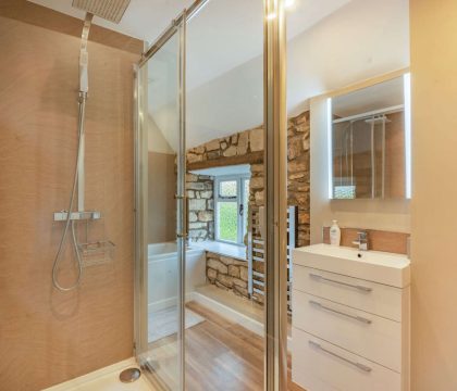 Miller's Cottage Family Bathroom - StayCotswold