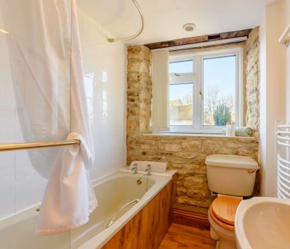 Steps Cottage Family Bathroom - StayCotswold