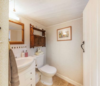 Pear Tree Cottage Bourton Bathroom - StayCotswold