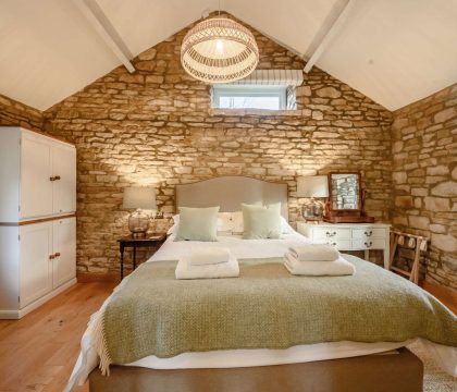 Oxbow Cottage Double Bedroom - StayCotswold