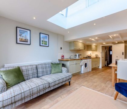 Bumble Cottage - Kitchen/Dining/Lounge Area - StayCotswold