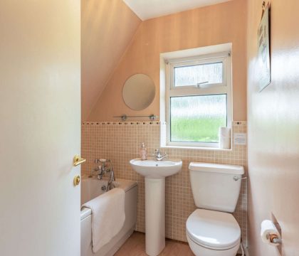 Elm Bank Family Bathroom - StayCotswold