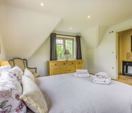 Willows House Master Bedroom - StayCotswold