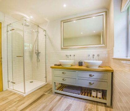 Willows House Family Bathroom - StayCotswold