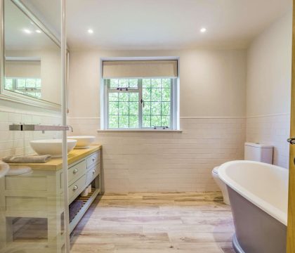 Willows House Family Bathroom - StayCotswold