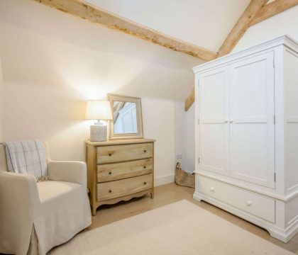 The Byre King Bedroom - StayCotswold