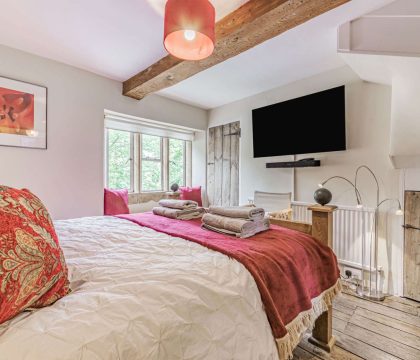Keeley Cottage Master Bedroom - StayCotswold