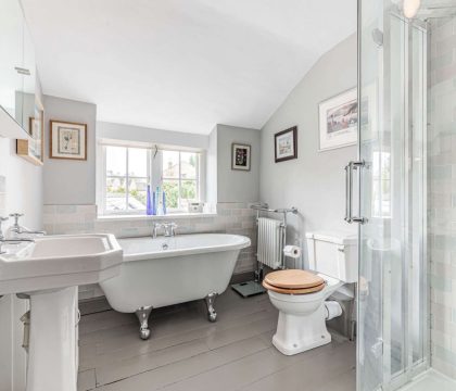 Keeley Cottage Family Bathroom - StayCotswold