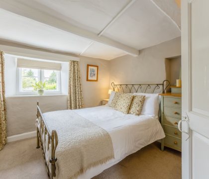 Little Mullions Double Bedroom - StayCotswold
