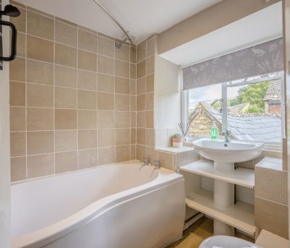 Little Mullions Bathroom - StayCotswold