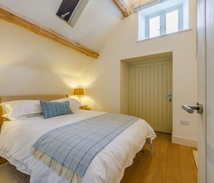 The Byre King Bedroom - StayCotswold
