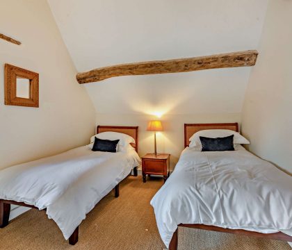 Bea's Cottage Bedroom 2 - StayCotswold