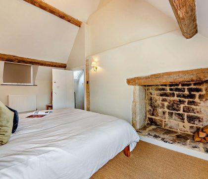 Bea's Cottage Master Bedroom - StayCotswold