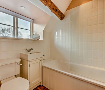 Bea's Cottage Family Bathroom - StayCotswold