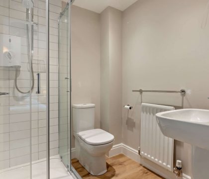 Cedar Cottage Master En-suite - StayCotswold 