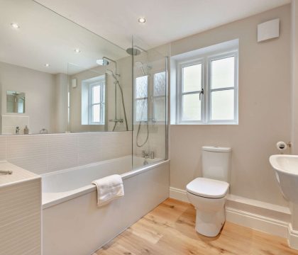 Cedar Cottage Family Bathroom - StayCotswold 