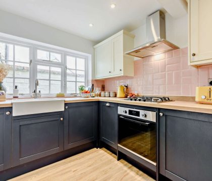 Wren Cottage Kitchen - StayCotswold