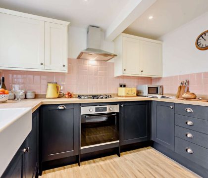 Wren Cottage Kitchen - StayCotswold