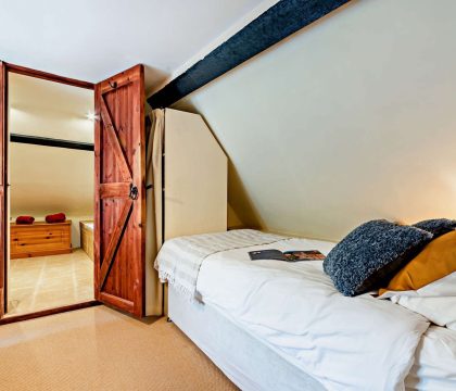 Tythebarn Cottage Bedroom 2 - StayCotswold
