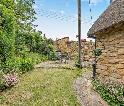 Tythebarn Cottage Garden - StayCotswold