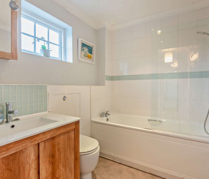 Myrtle House Family Bathroom - StayCotswold