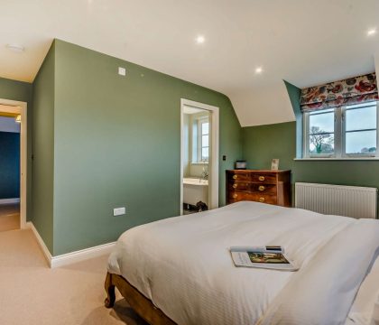 Hillview Master Bedroom - StayCotswold