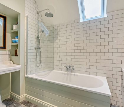 Hillview Family Bathroom - StayCotswold