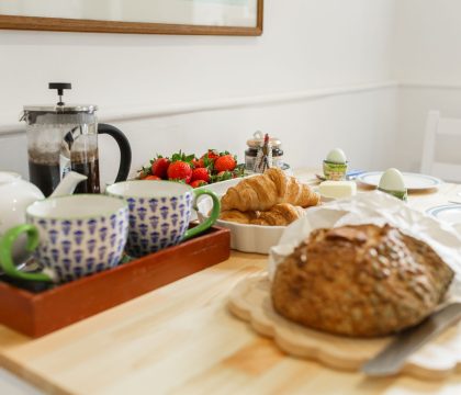 Clares Cottage Kitchen - StayCotswolds