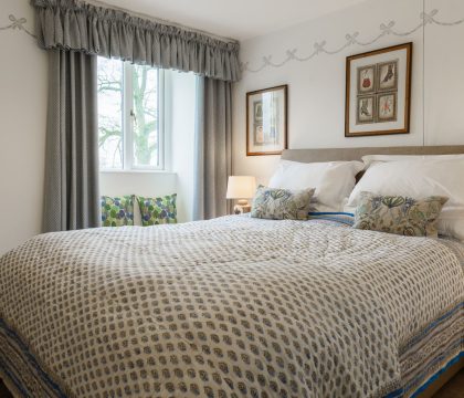 Clares Cottage Master Bedroom - StayCotswolds