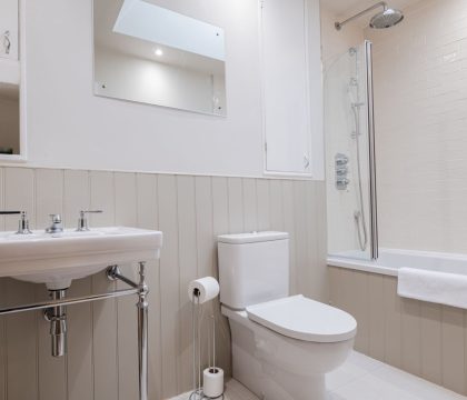 Churn View Family Bathroom - StayCotswold