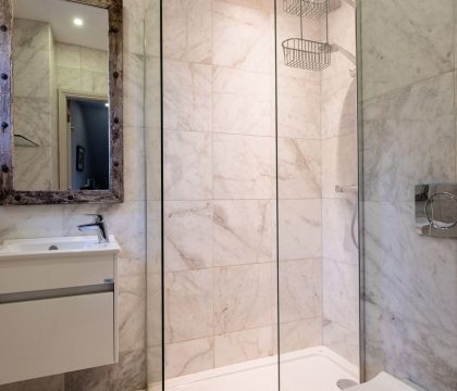 Pinkney House Family Shower Room - StayCotswold