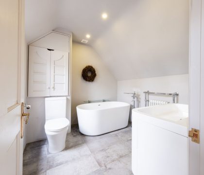 Pinkney House Family Bathroom - StayCotswold