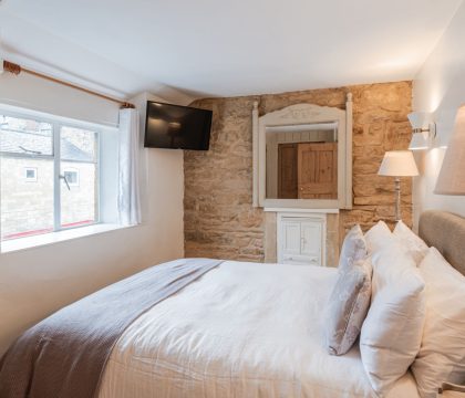 Archway Cottage Master Bedroom - StayCotswold