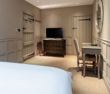 Grey's Court Bedroom 2 - StayCotswold