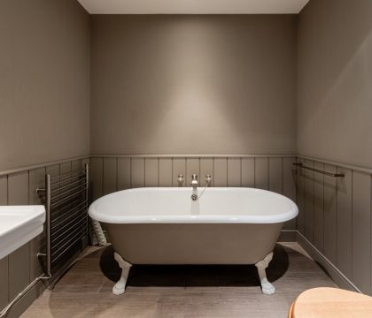 Grey's Court Family Bathroom - StayCotswold