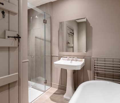 Dovecote Cottage Bathroom - StayCotswold
